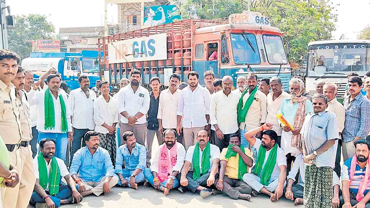 యూరియా కోసం మర్రిగూడలో బీఆర్‌ఎస్‌ ధర్నా.. యాప్‌ తొలగించాలని డిమాండ్‌