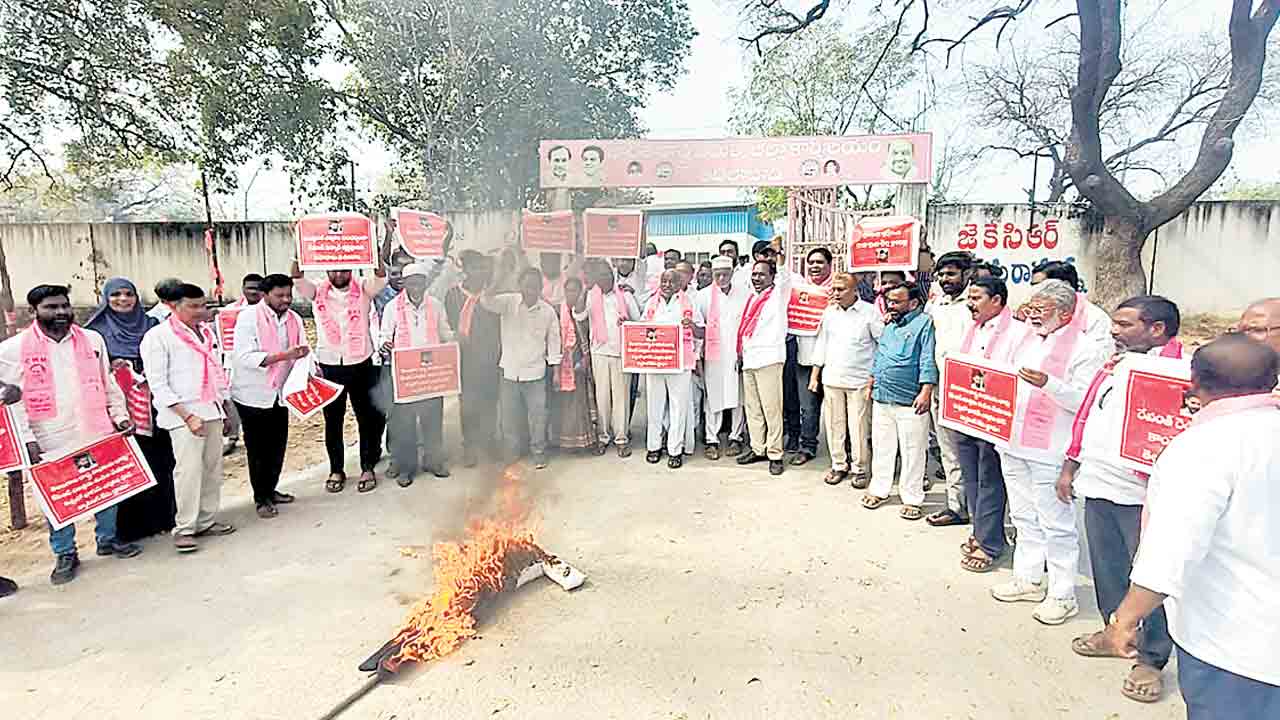 కేసీఆర్‌కు నోటీసులివ్వడంపై కన్నెర్ర