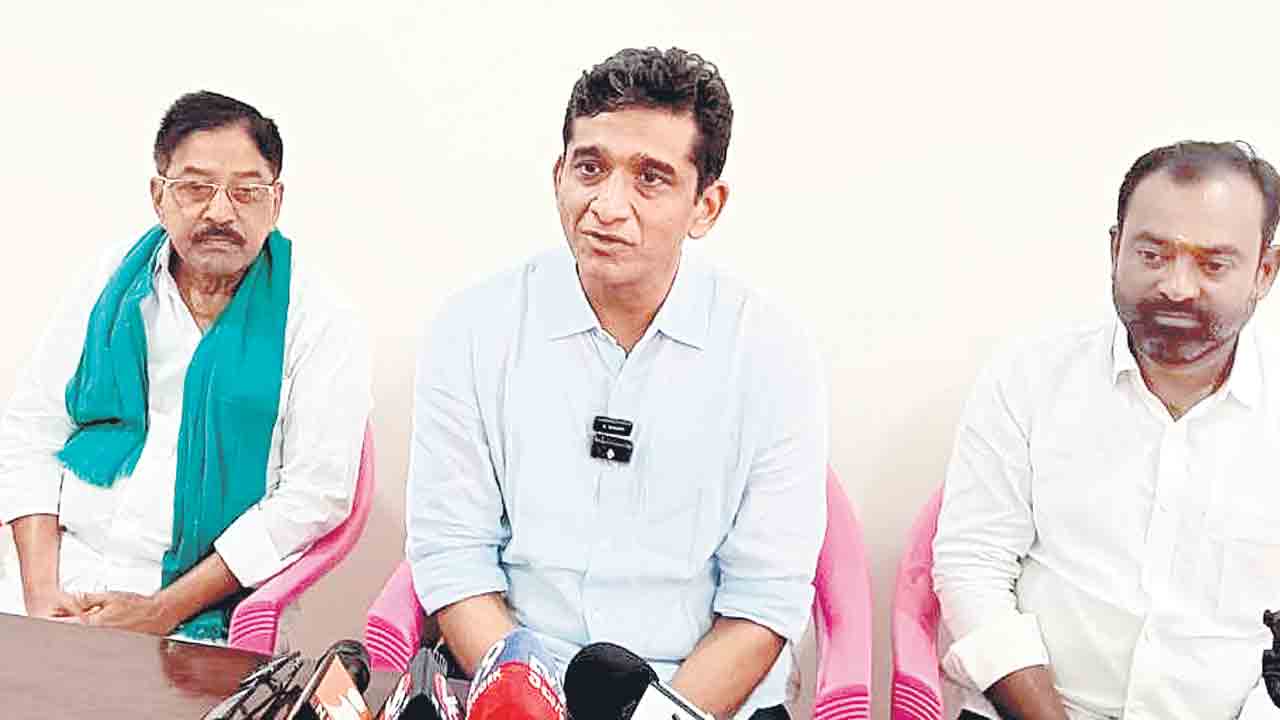 బీఆర్‌ఎస్‌లో చేరితే వేధిస్తారా?.. నామినేషన్లు వేయకుండా అడ్డుకుంటారా..?