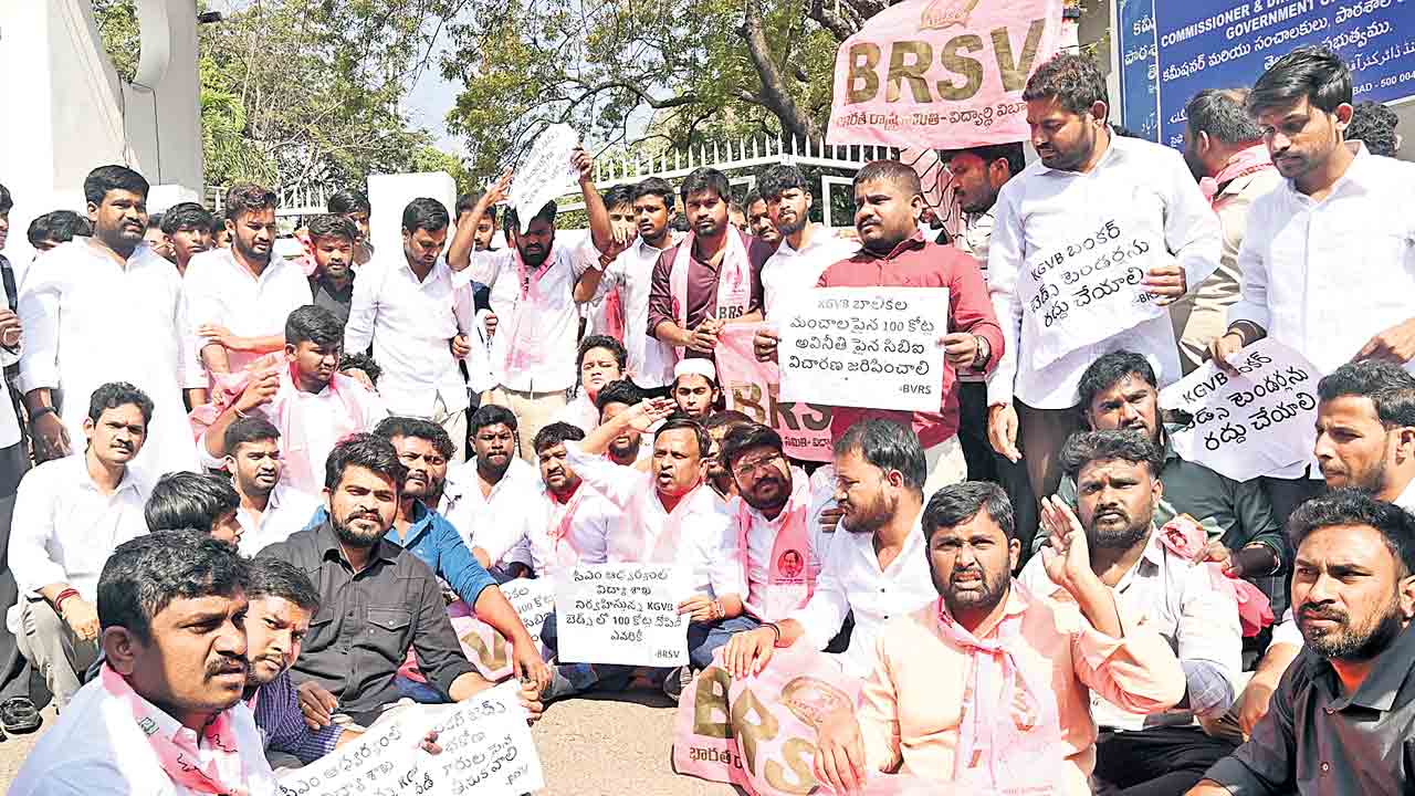 ‘బంకర్‌ బెడ్స్‌’ కుంభకోణంపై విద్యార్థుల ఫైర్‌