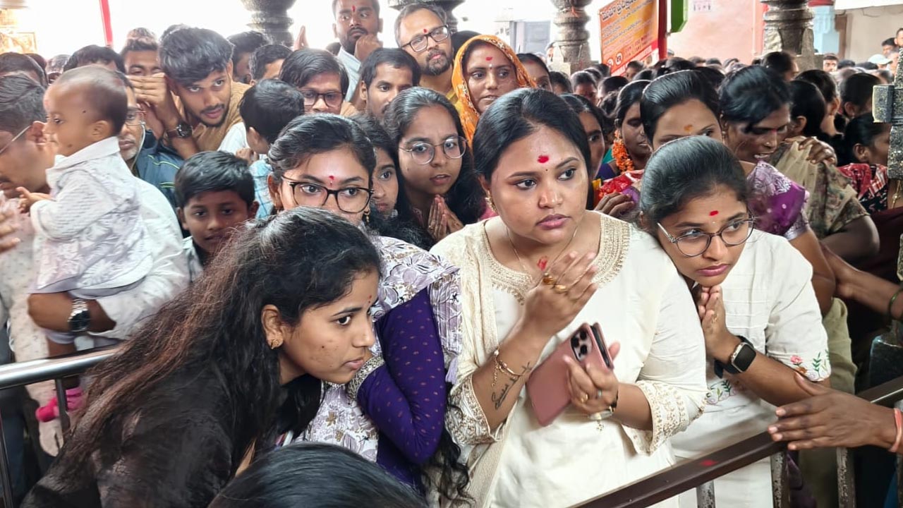 Chilkur Balaji | చిలుకూరు బాలాజీ ఆలయానికి పోటెత్తిన భక్తులు