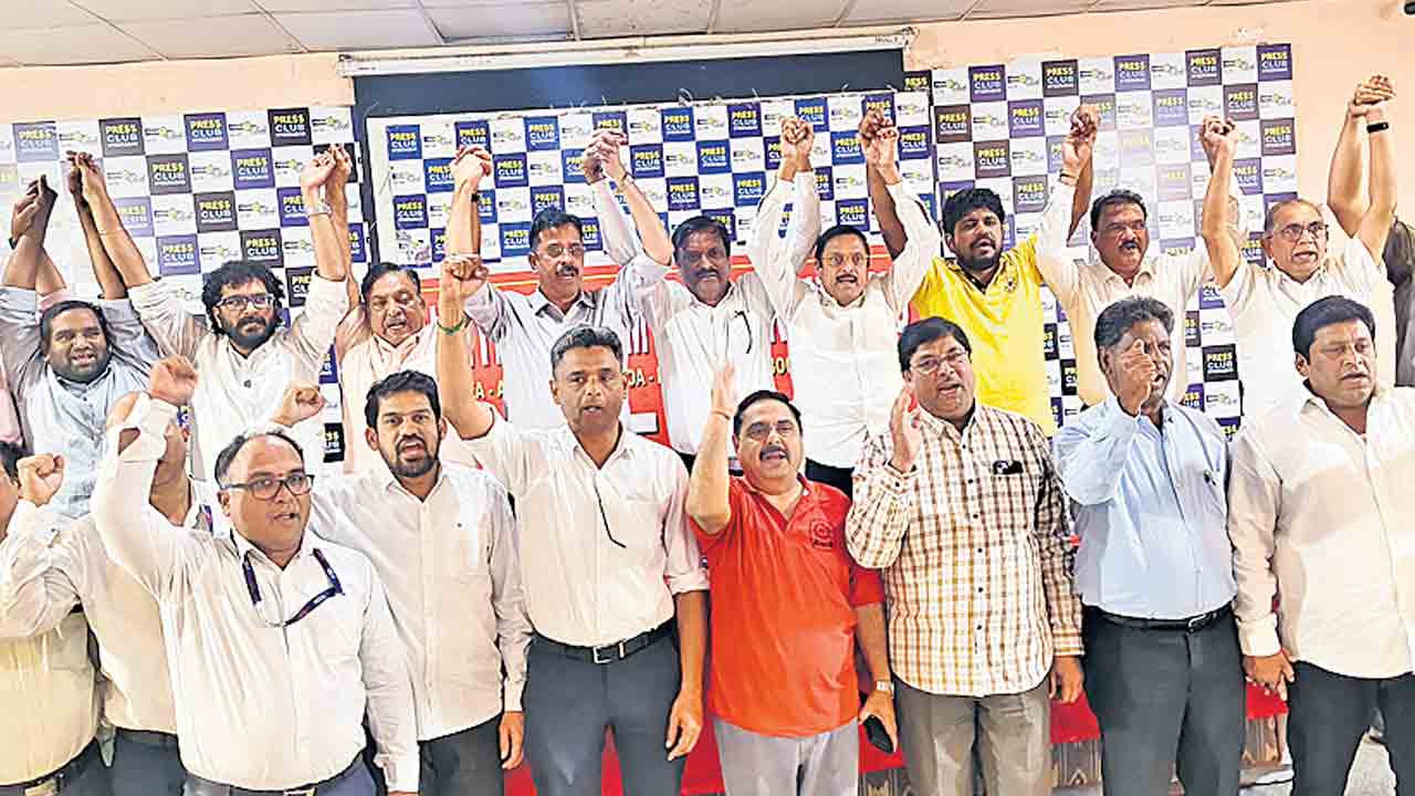 27న బ్యాంకు ఉద్యోగుల సమ్మె.. యూఎఫ్‌బీయూ కన్వీనర్‌ ఆంజనేయులు ప్రసాద్‌