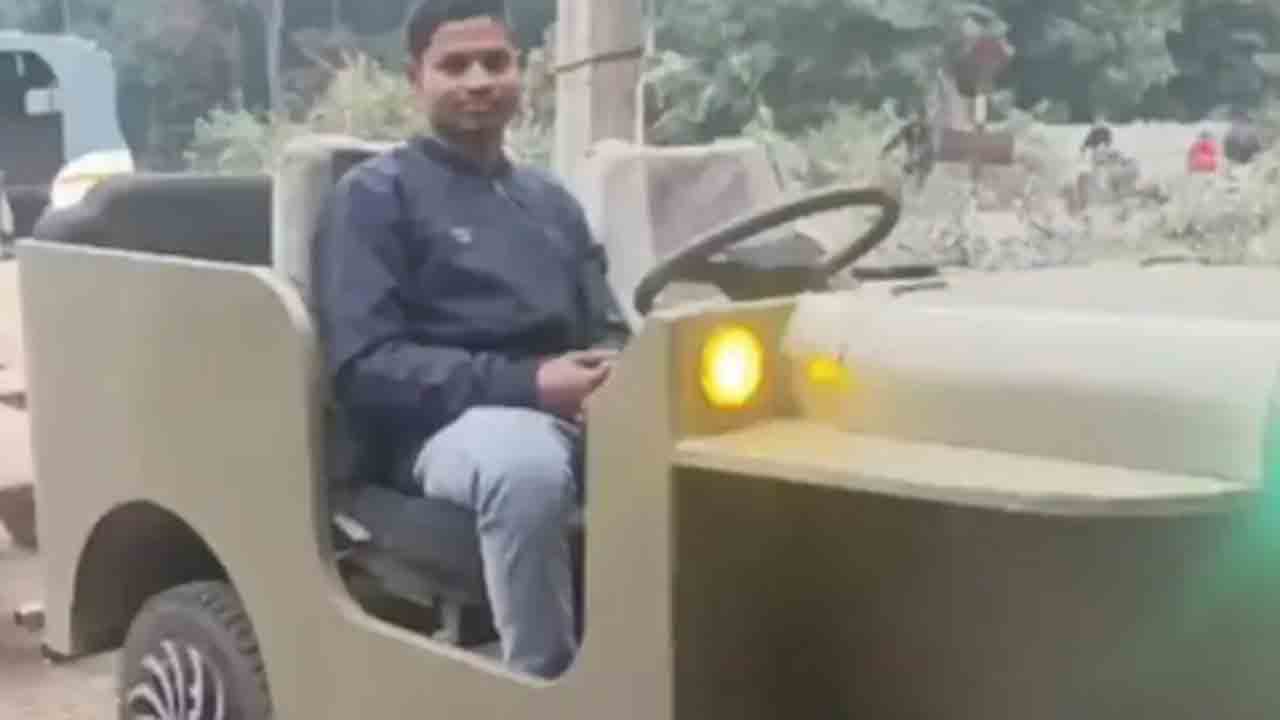 Man Makes Electric Jeep | లక్ష వ్యయంతో.. ఎలక్ట్రిక్ జీప్‌ తయారు చేసిన వ్యక్తి