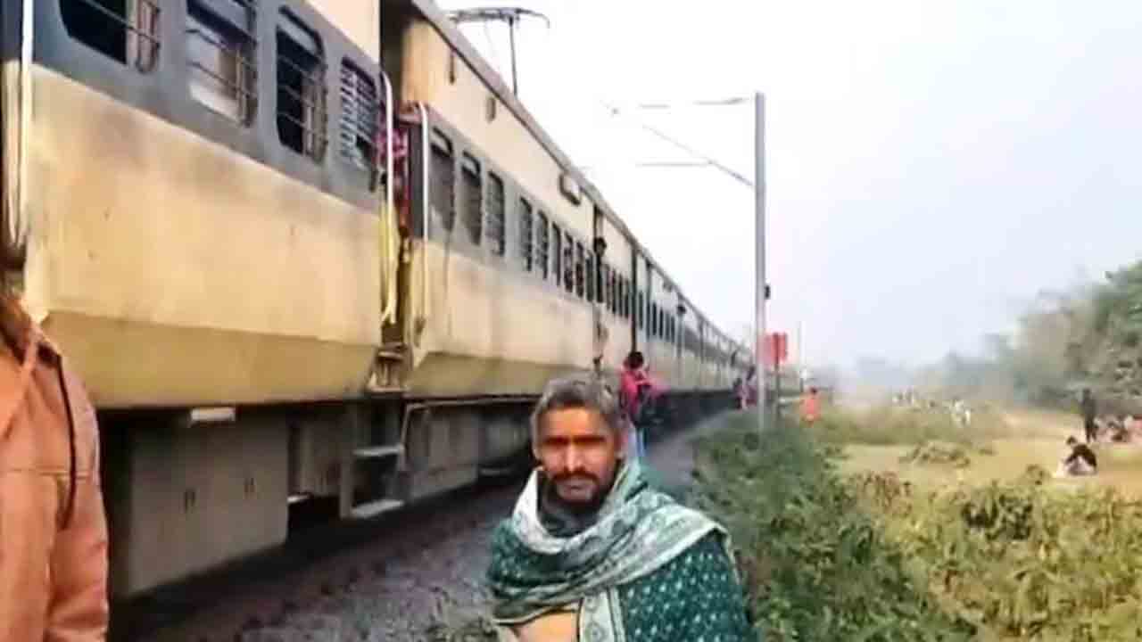 train delay triggers protest | 9 కిలోమీటర్ల దూరానికి రెండున్నర గంటలు.. రైలు   ప్రయాణికులు ఆగ్రహం