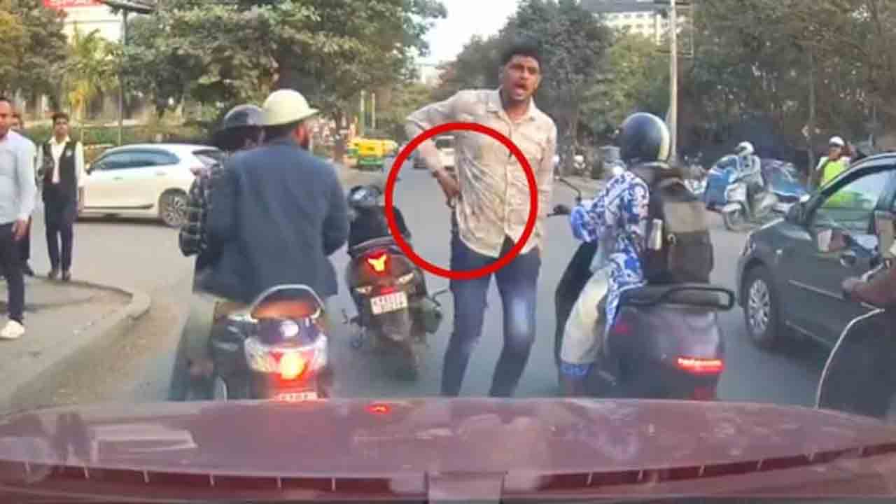 Watch: రోడ్డుపై వాగ్వాదం.. కారు డ్రైవర్‌ను కత్తితో బెదిరించిన స్కూటీ వ్యక్తి