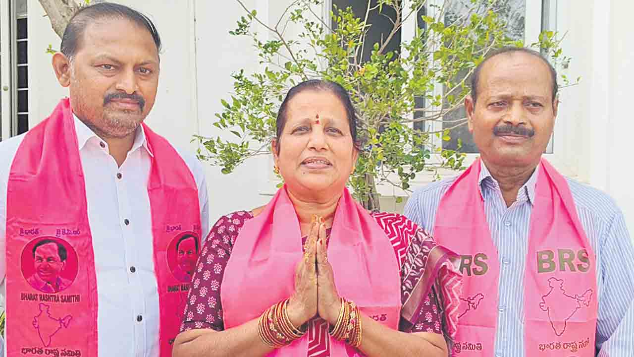 మున్సిపల్‌ బరిలో కల్నల్‌ సంతోష్‌ తల్లి.. బీఆర్‌ఎస్‌ తరఫున పోటీ