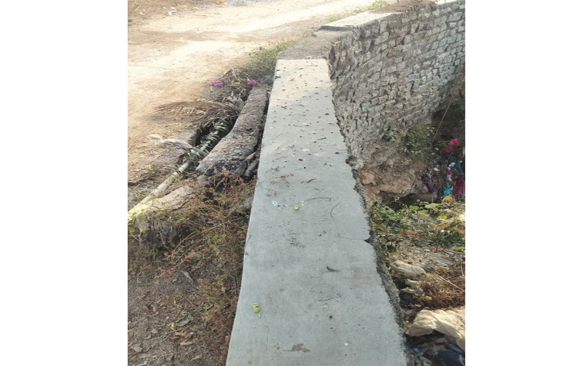 Chandur : రోడ్డు ప‌క్క‌నే బావులు.. ప్ర‌మాదంలో ప్ర‌యాణికులు