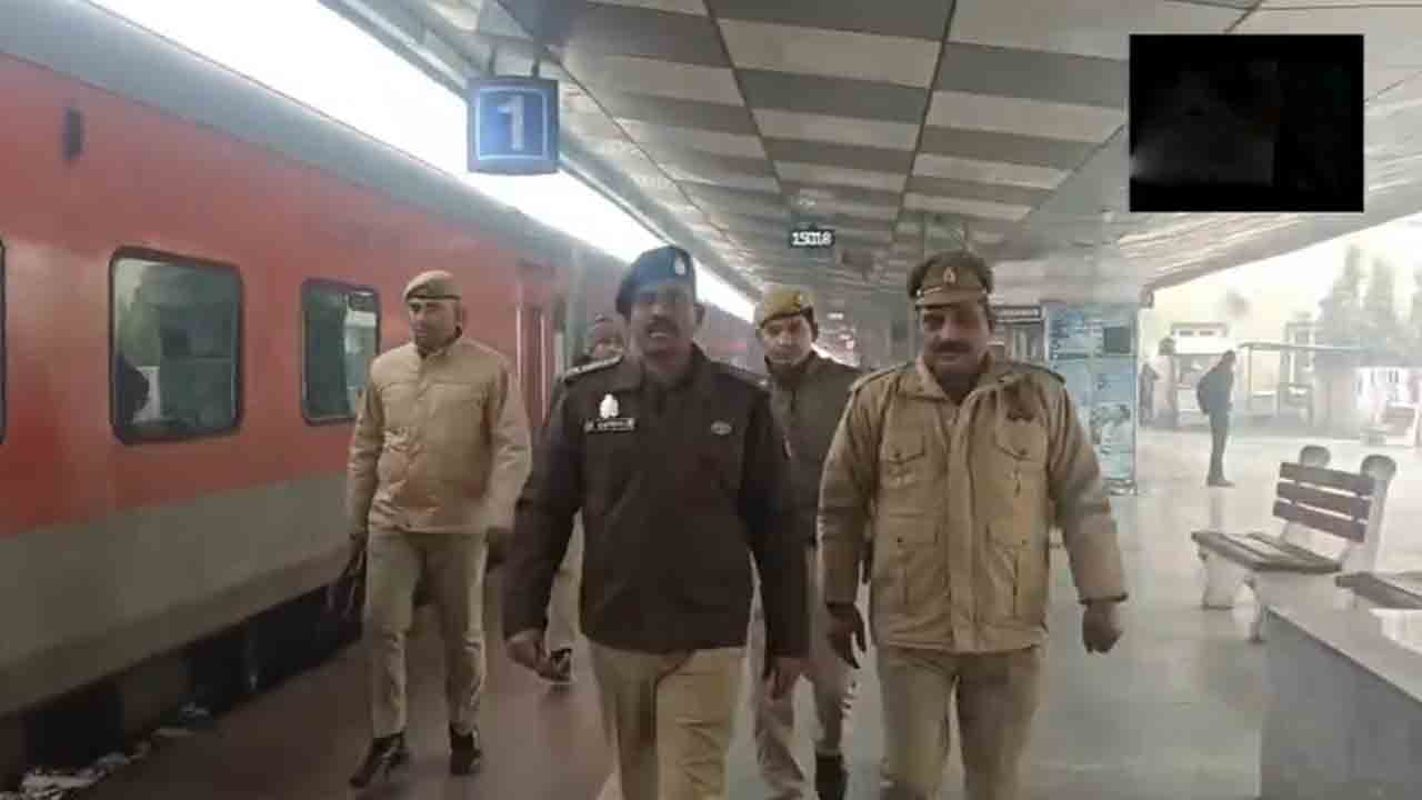 Bomb threat | కాశీ ఎక్స్‌ప్రెస్‌ రైలుకు బాంబు బెదిరింపు.. మవూ రైల్వేస్టేషన్‌లో కలకలం.. Video