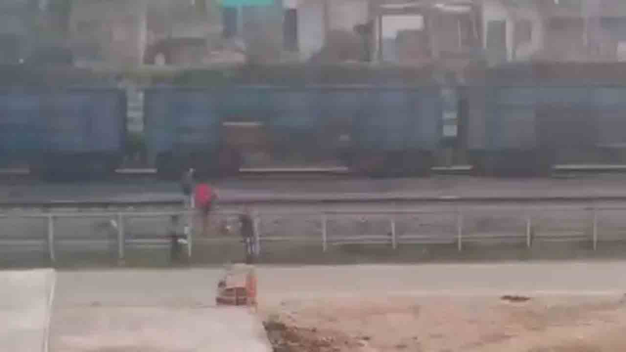 Watch: తెగిన గాలిపటం కోసం రైలు పట్టాలపైకి వెళ్లిన బాలుడు.. దూసుకొచ్చిన గూడ్స్‌ రైలు, తర్వాత ఏం జరిగిందంటే?