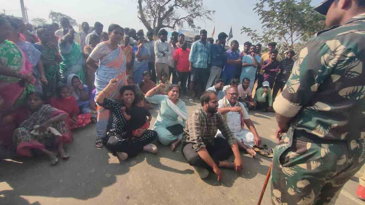 Protest | నోటీసులు లేకుండానే ఇండ్ల కూల్చివేత.. బాధితుల ధర్నా.. భారీగా ట్రాఫిక్ జామ్