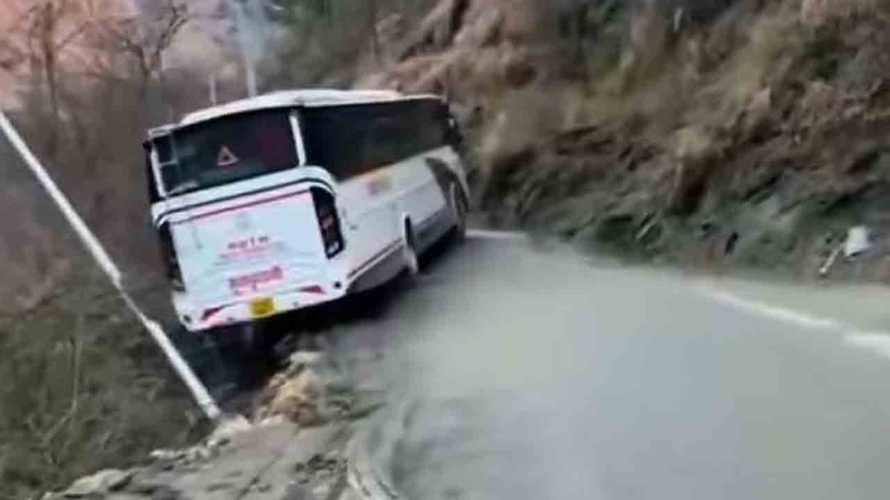 Watch: లోయలోకి దూసుకెళ్లబోయిన బస్సు.. తృటిలో తప్పిన పెను ప్రమాదం