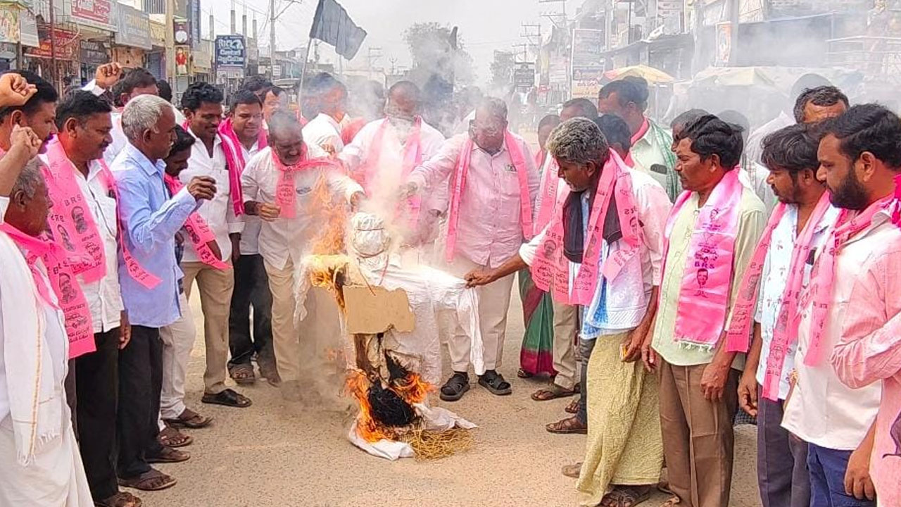 CM Effigy | సిట్ నోటీసును వ్యతిరేకిస్తూ సీఎం రేవంత్ రెడ్డి దిష్టిబొమ్మ దహనం