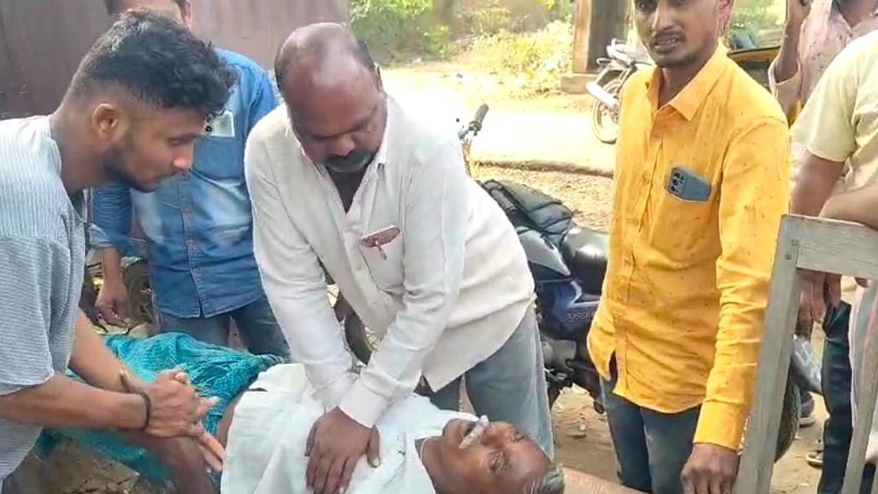 CPR | వృద్ధుడికి హార్ట్‌ స్ట్రోక్‌ .. సీపీఆర్ చేసి ఆస్పత్రిలో చేర్పించిన స్థానికులు