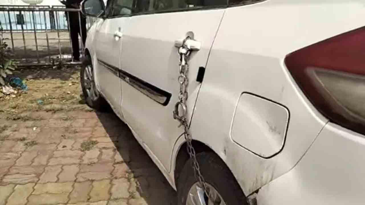 Car In Handcuffs | డ్రంక్‌ అండ్‌ డ్రైవ్‌ కేసు.. కారుకు బేడీలు వేసిన పోలీసులు