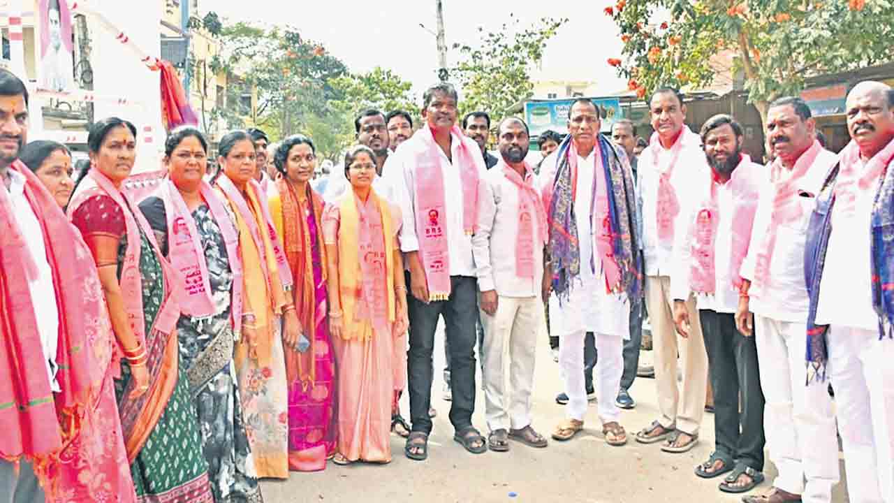 కారెక్కిన కాంగ్రెస్‌ నేతలు