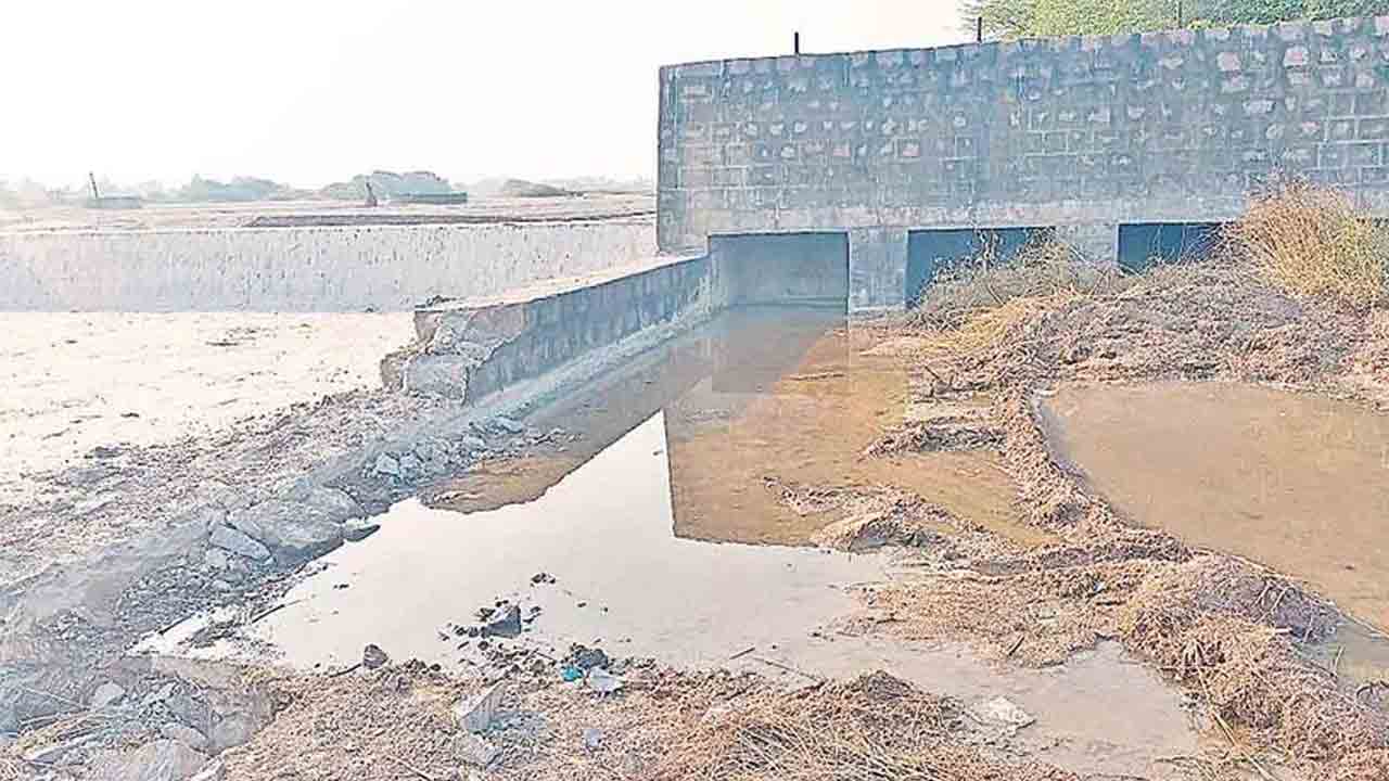 చెక్‌డ్యామ్‌ రక్షణ గోడ నిర్మాణం