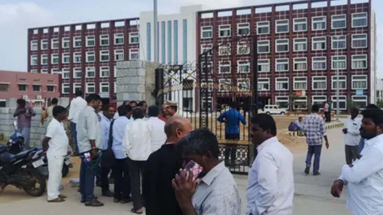 Bomb Threats | ఏపీలో మూడు జిల్లాల కోర్టులకు బాంబు బెదిరింపులు