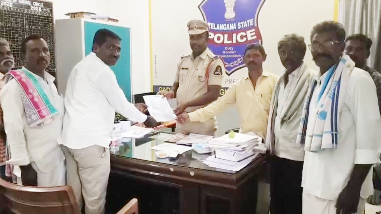 Complaint | రూ. కోటిన్నరకు టోపీ పెట్టిన పాస్టర్‌.. చర్యలు తీసుకోవాలని బాధితుల ఫిర్యాదు