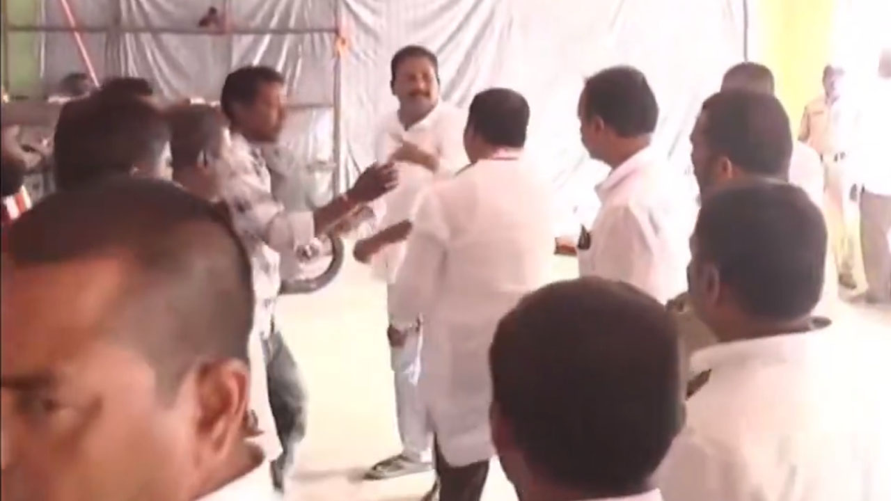 Congress | మంత్రుల ఎదుటే కాంగ్రెస్‌ నాయకుల గొడవ.. సభ నుంచి ఇద్దరు మినిస్టర్లు