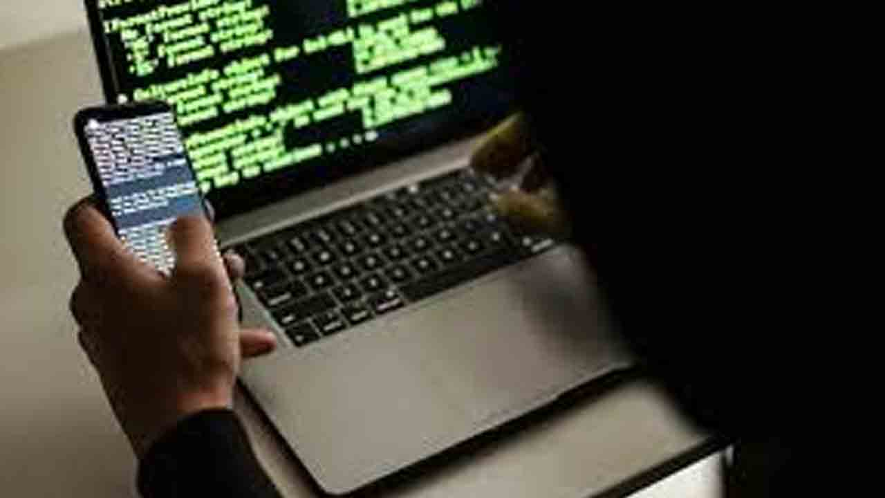 Cyber Criminals | మాజీ ఐపీఎస్‌ అధికారి భార్యకు టోకరా.. రూ 2.5 కోట్లు కొల్లగొట్టిన సైబర్‌ నేరగాళ్లు