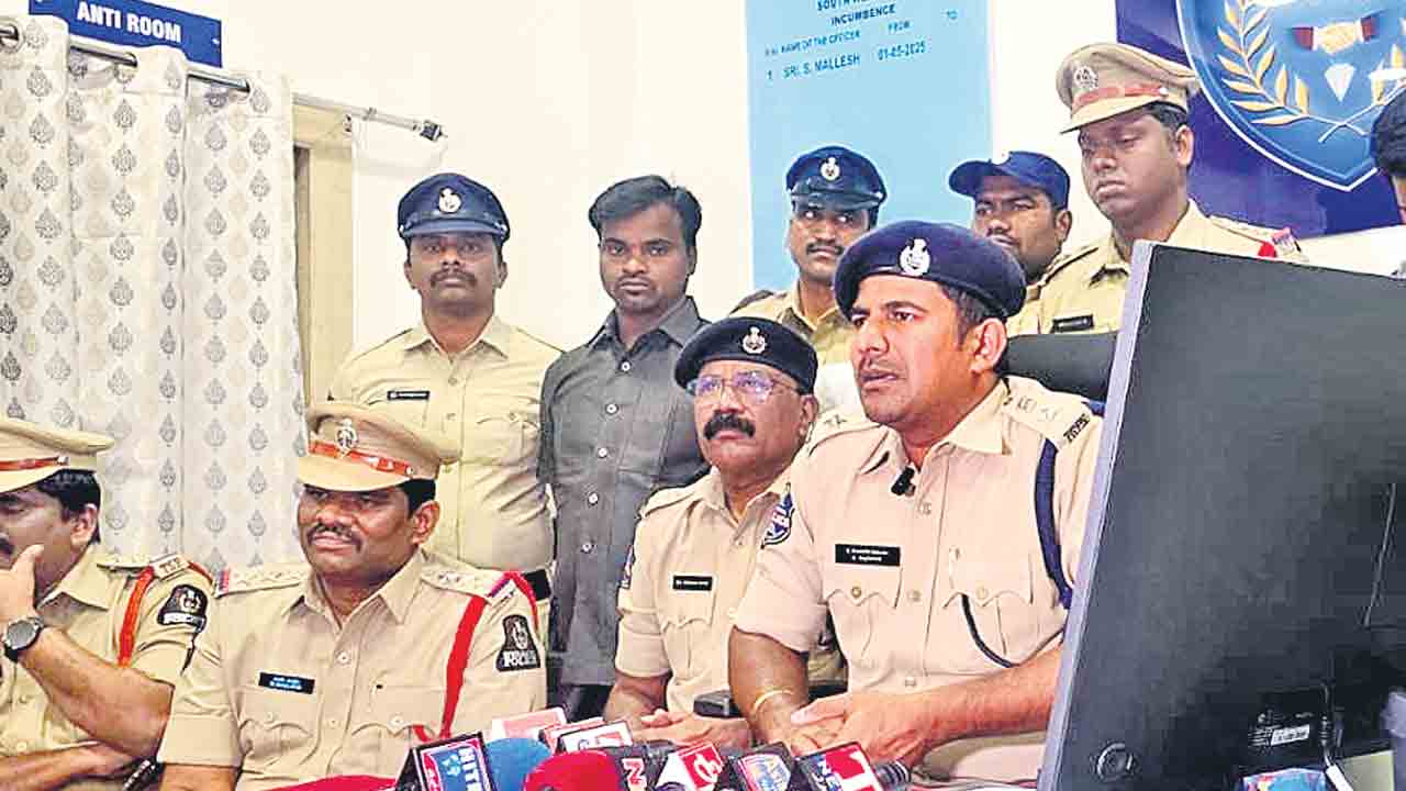 ఏటీఎంల వద్ద మోసగిస్తున్న నలుగురి అరెస్ట్‌