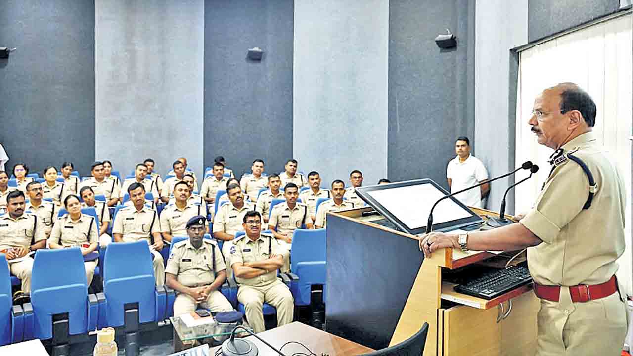 సైబర్‌ నేరాలను అరికట్టేందుకు పోలీసులు సైబర్‌ బిట్‌గా మారాలి