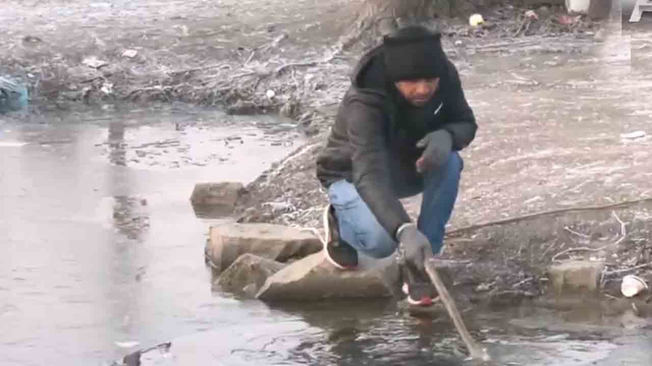 Dal Lake | గడ్డకట్టిన దాల్‌ సరస్సు.. VIDEO