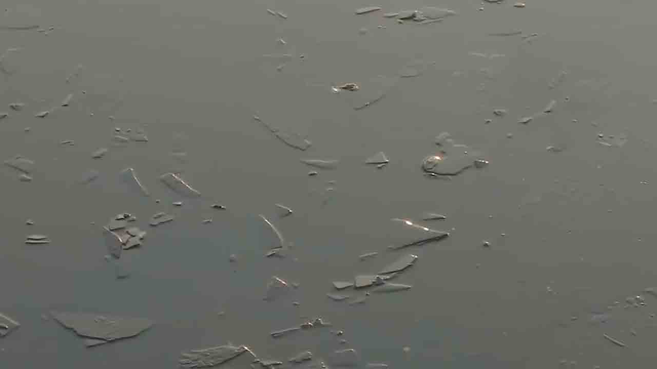 Dal Lake | చంపేస్తున్న చలి.. కశ్మీర్‌లో పాక్షికంగా గడ్డకట్టిన దాల్ సరస్సు.. Video