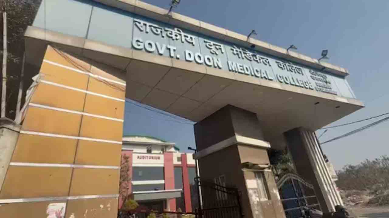 seniors assault Junior | జూనియర్‌ విద్యార్థిపై సీనియర్లు ర్యాగింగ్‌.. కొట్టి, జుట్టు కత్తిరించాలని బలవంతం