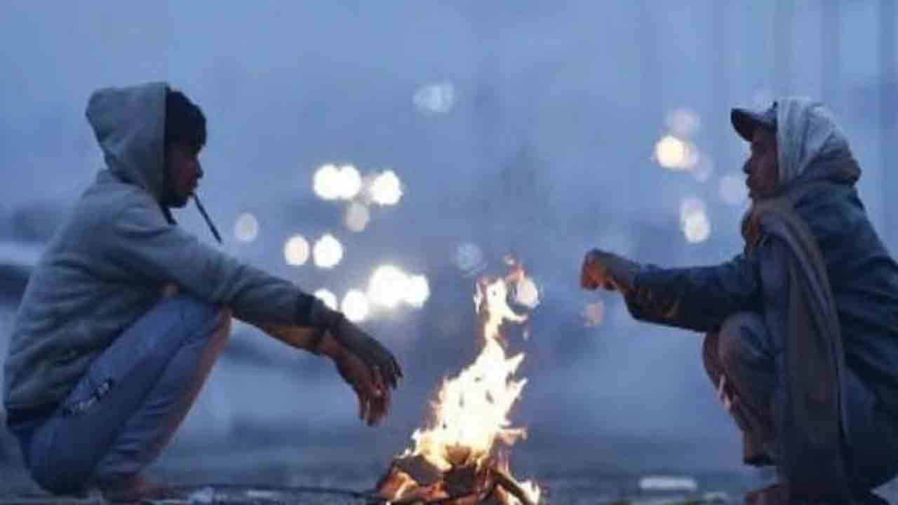 Delhi | చలి తీవ్రతకు వణుకుతున్న ఢిల్లీ.. పొగమంచుతో వాహనాల రాకపోకలకు అంతరాయం