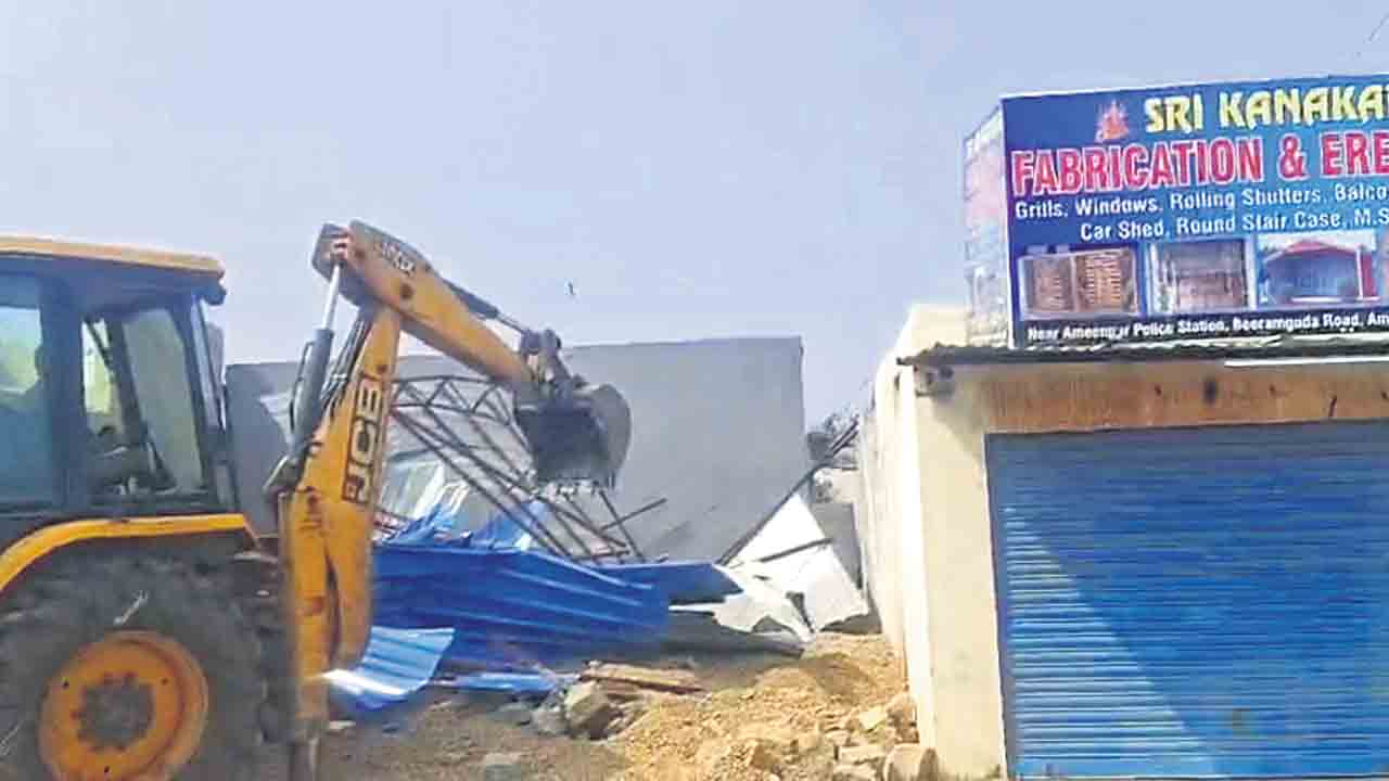 అక్రమ నిర్మాణాల కూల్చివేత