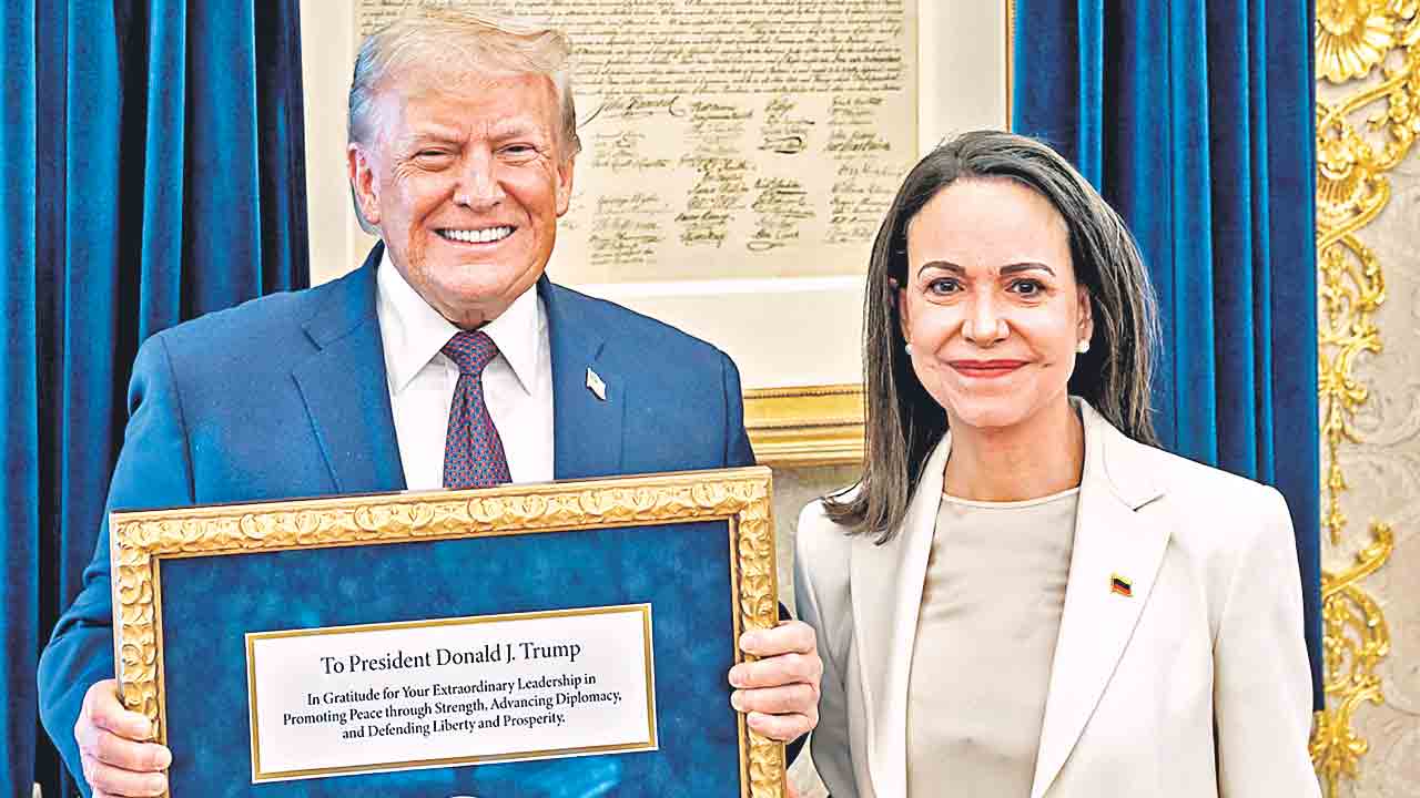 ట్రంప్‌ చేతికి శాంతి బహుమతి