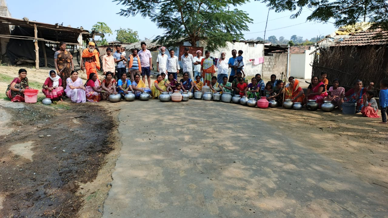 Tribals protest | తాగునీటి కష్టాలు తీర్చాలని ఖాళీ బిందెలతో గిరిజనుల నిరసన