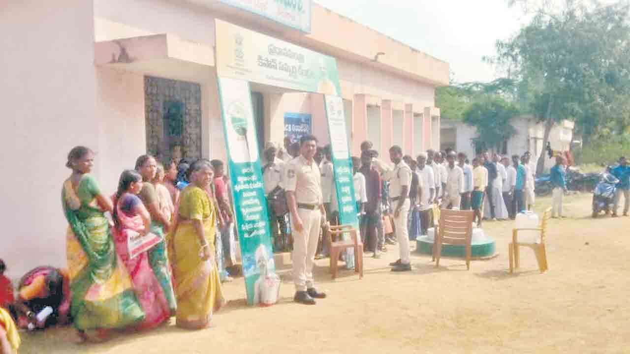 పోలీస్‌ పహారాలో యూరియా పంపిణీ