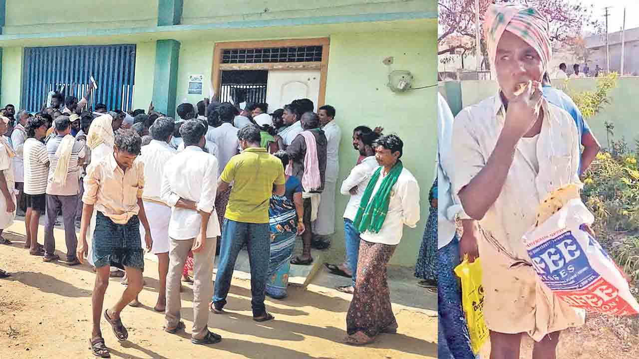 క్యూలో నిలబడి.. రొట్టెలు తిని.. యూరియా కోసం రైతుల తిప్పలు