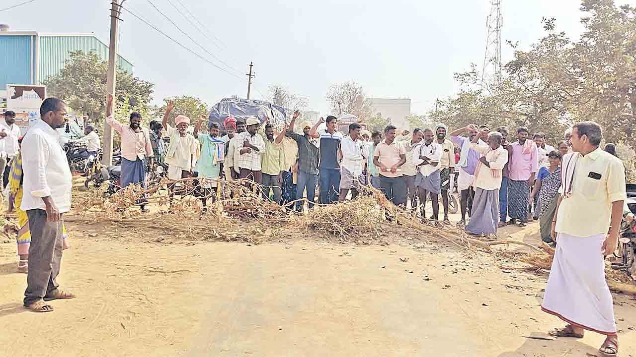 యూరియా కోసం రోడ్డెక్కిన రైతులు
