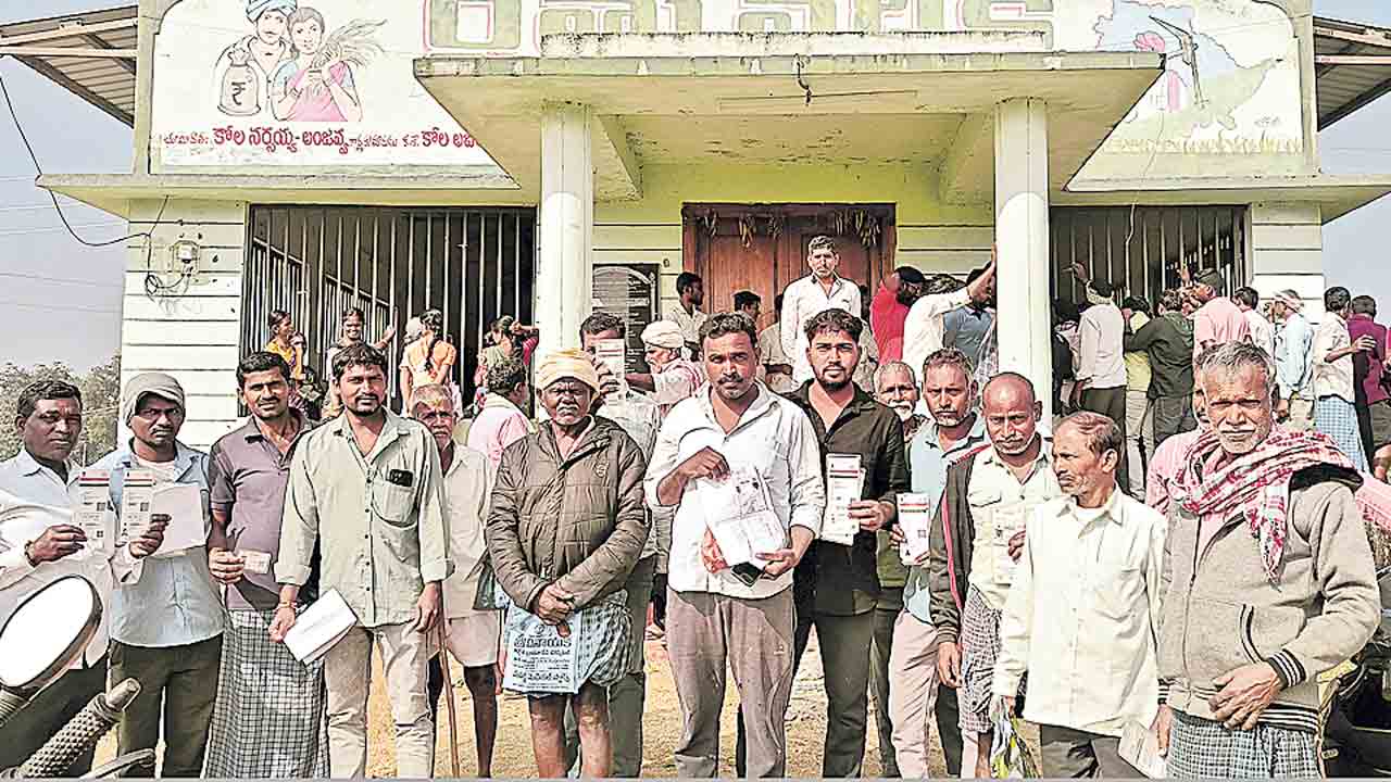 యూరియా కొరతపై రైతన్న కన్నెర్ర.. చలిలో వణుకుతూ బస్తాల కోసం బారులు