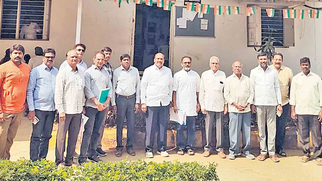 పట్టాదారులకే నోటీసులా?.. వెంటనే ఉపసంహరించుకోవాలని కీసర ఆర్డీవోకు వినతి