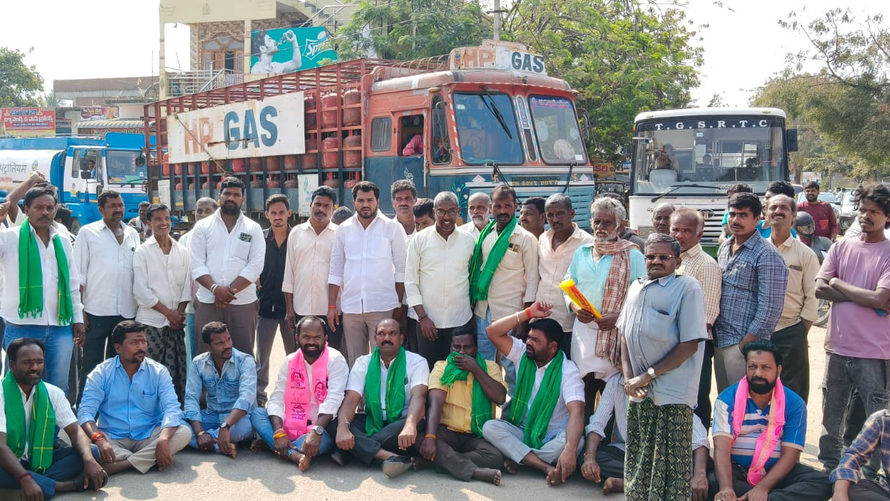 Farmers Protest | యూరియా బుకింగ్ యాప్‌ను తొలగించాలని రైతుల మెరుపు ధర్నా