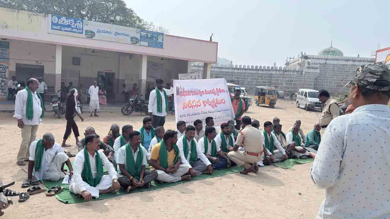 రైతులకు పరిహారం చెల్లించాలి