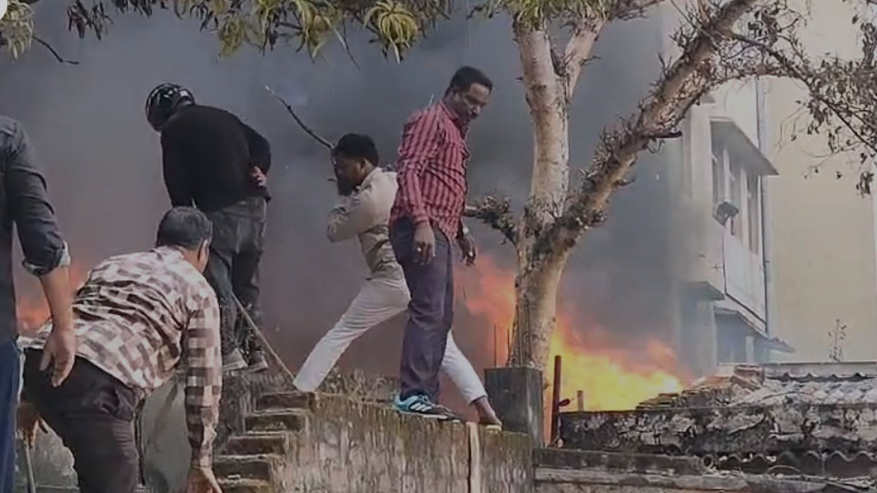 Major Fire | ఫర్నిచర్ దుకాణంలో భారీ అగ్నిప్రమాదం.. మంటల్లో చిక్కుకున్న ఇద్దరు పిల్లలు సహా ఆరుగురు ?