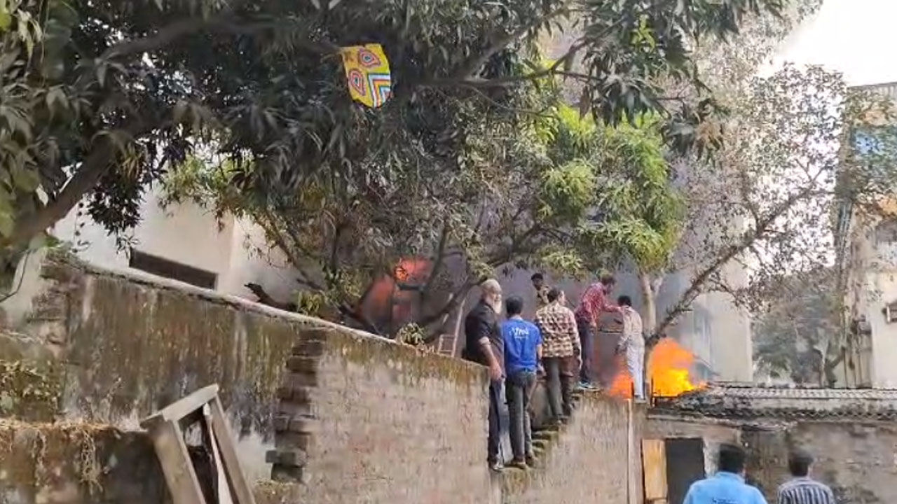 Major Fire | నాంపల్లి చీరక్‌గల్లి లైన్‌ ఫర్నీచర్ షాప్‌లో భారీ అగ్నిప్రమాదం