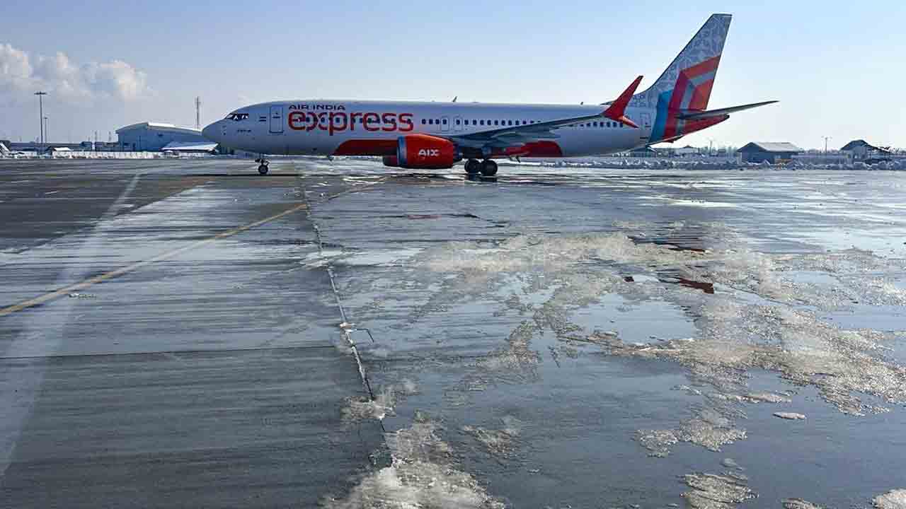 Snowfall | జమ్ముకశ్మీర్‌లో భారీగా కురుస్తున్న మంచు.. 50 విమానాల రాకపోకలు రద్దు..!