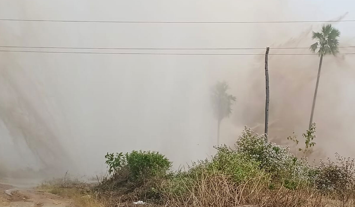 HMWSSB | జగ్గయ్యపల్లిలో పగిలిన పైపు వృథాగా పోతున్న నీరు.. ఫౌంటెన్‌ను తలపిస్తున్న వాటర్ లీకేజీ