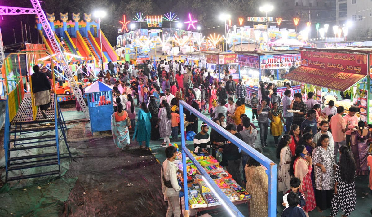 Godavarikhani | గోదావరిఖనిలో జలకన్యలు.. వీక్షించేందుకు తరలివస్తున్న సందర్శకులు