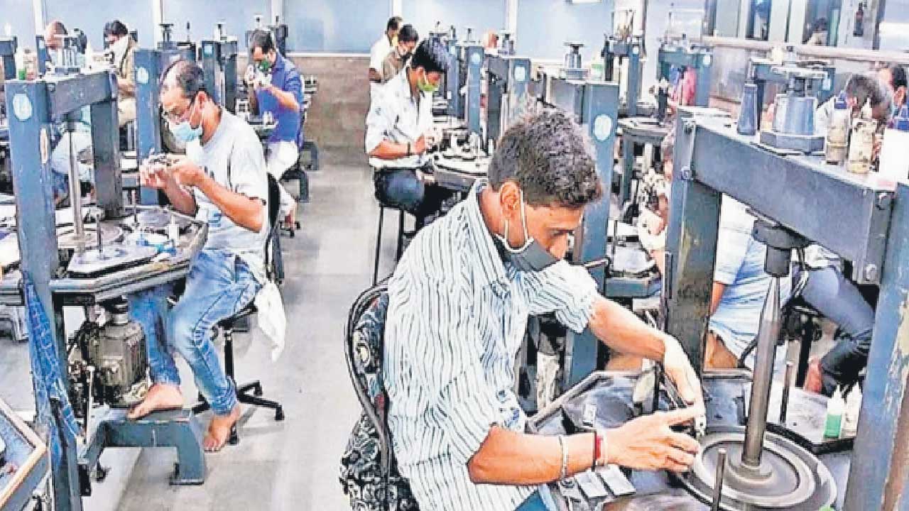 ట్రంప్‌ సుంకాల దెబ్బకు పెరిగిన స్కూల్‌ డ్రాపౌట్లు!