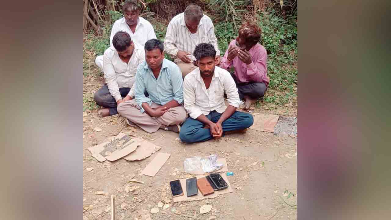 Gambling | కొత్తపల్లి శివారులో ఆరుగురు జూదం ఆడుతుండగా..