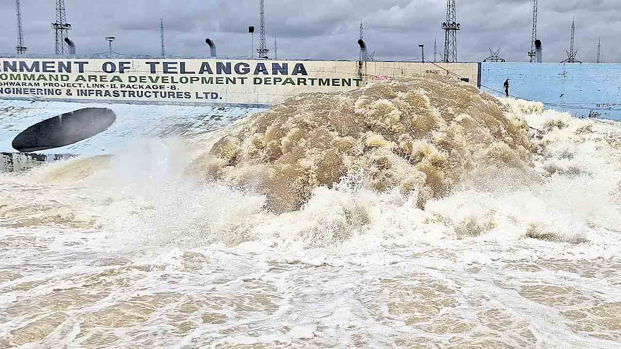గాయత్రీ పంప్‌హౌస్‌లో ఎత్తిపోతలు షురూ