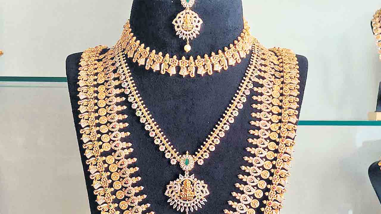 Gold Rate | పసిడి పరుగుకు బ్రేక్.. రూ.1,100 తగ్గిన తులం బంగారం ధర