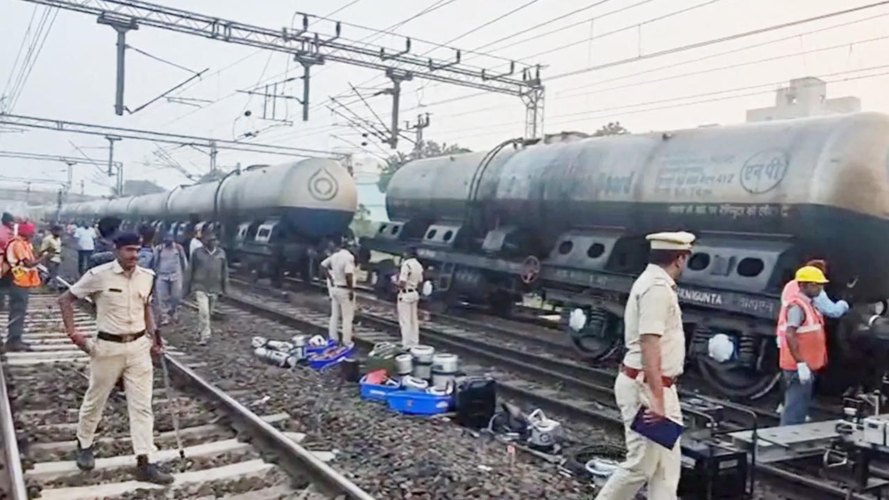 Goods Train | పట్టాలు తప్పిన గూడ్స్‌ రైలు..రాకపోకలకు అంతరాయం